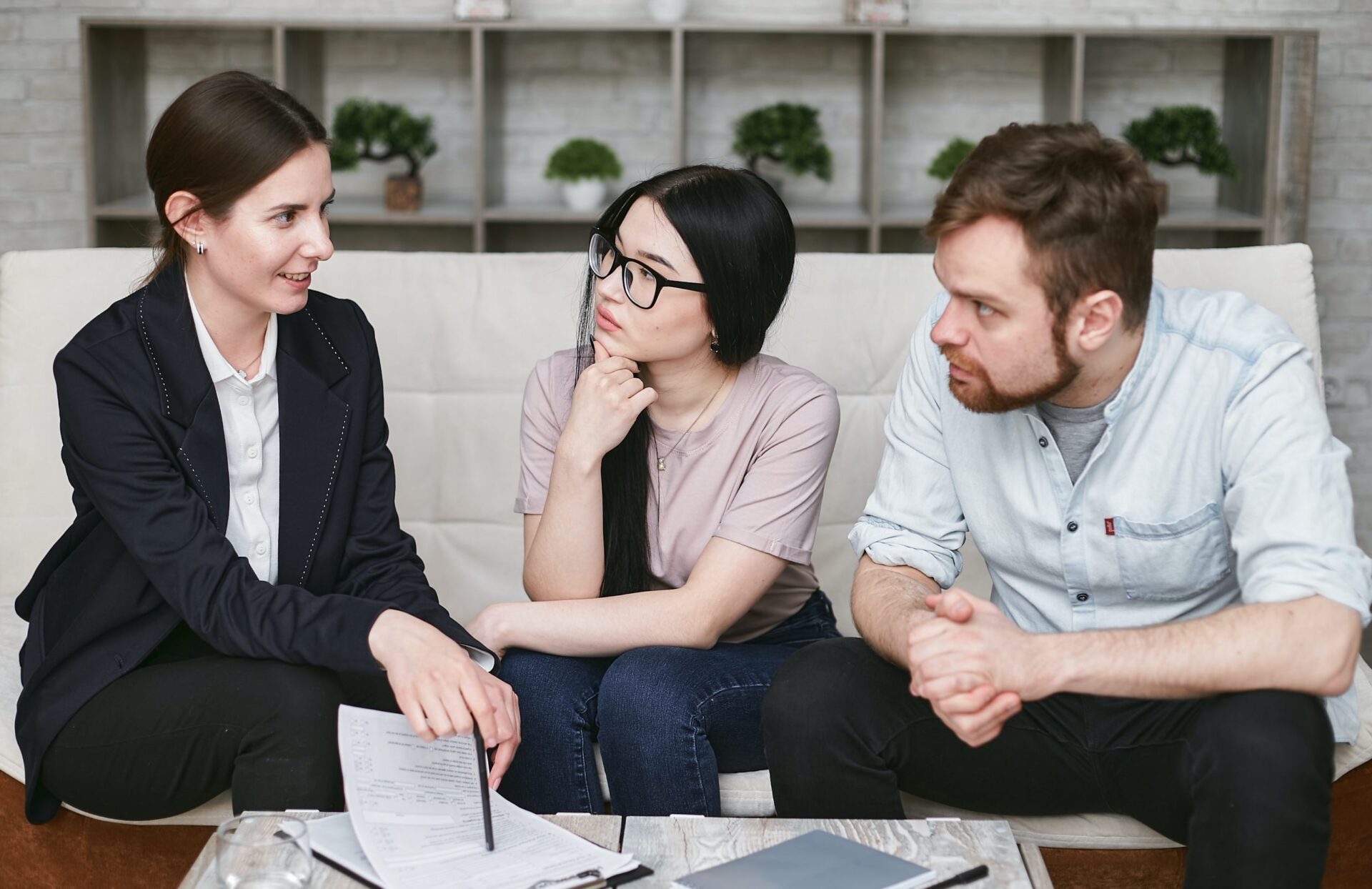 Fav2 financial planner working with young couple